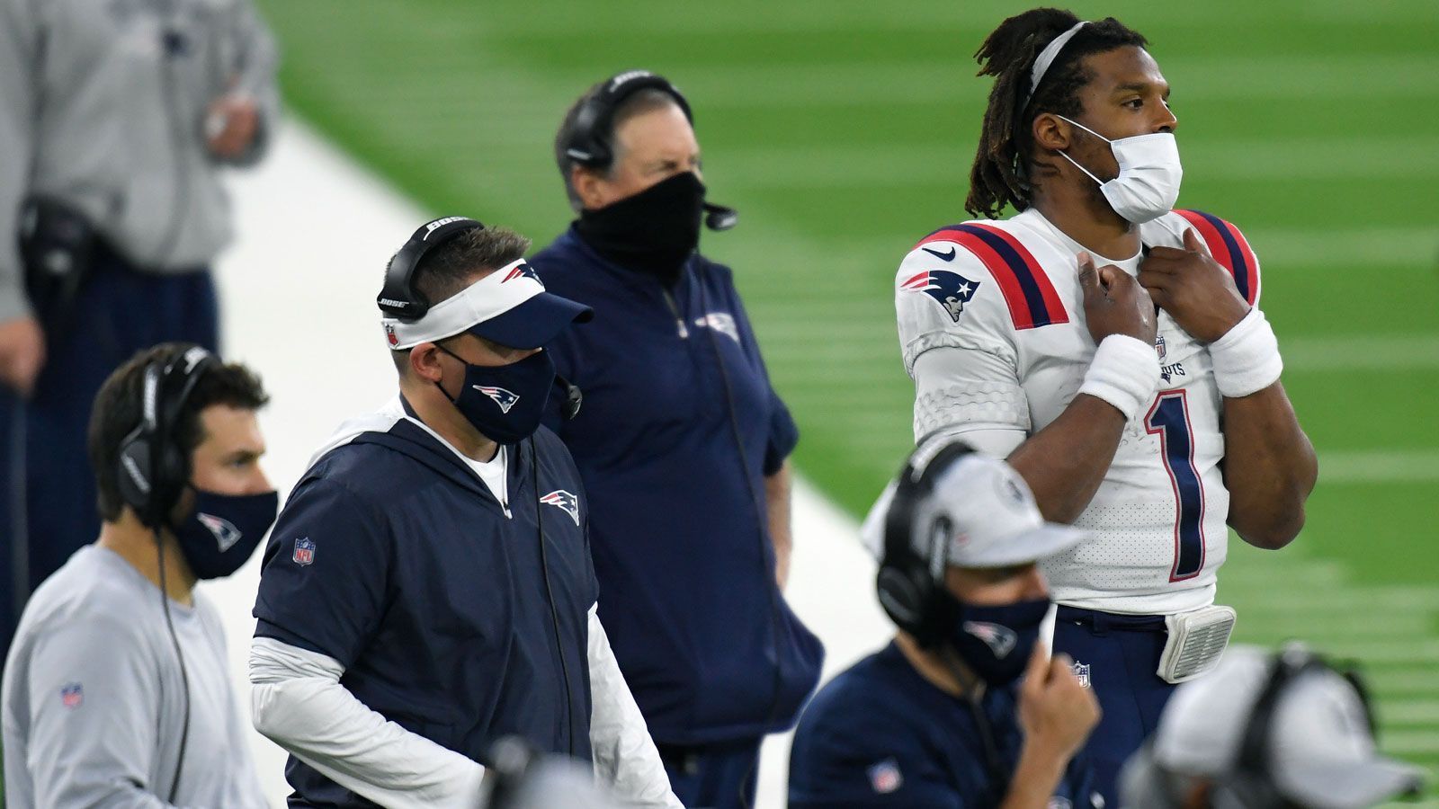 
                <strong>Verlierer: Die New England Patriots </strong><br>
                Nach dem beeindruckenden Sieg gegen die Chargers in der vergangenen Woche wurde New England von dem zweiten Team aus Los Angeles auf den Boden der Tatsachen geholt. Die Rams führten die Patriots regelrecht vor und offenbarten dabei die eindeutigen Schwächen des Teams: Cam Newton wirkte auf verlorenem Posten und wurde erneut gebenched, während die Defense kein Mittel gegen das starke Laufspiel der Rams fand. Zum ersten Mal seit 2008 wird der Sieger der AFC-East nicht New England Patriots heißen.
              