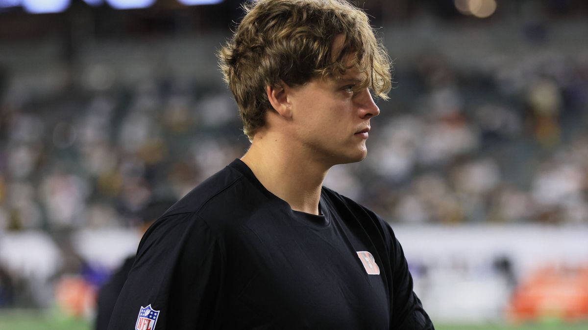 NFL, American Football Herren, USA Pittsburgh Steelers at Cincinnati Bengals Oct 16, 2025; Cincinnati, Ohio, USA; Cincinnati Bengals quarterback Joe Burrow (9) walks on the sideline before the game...