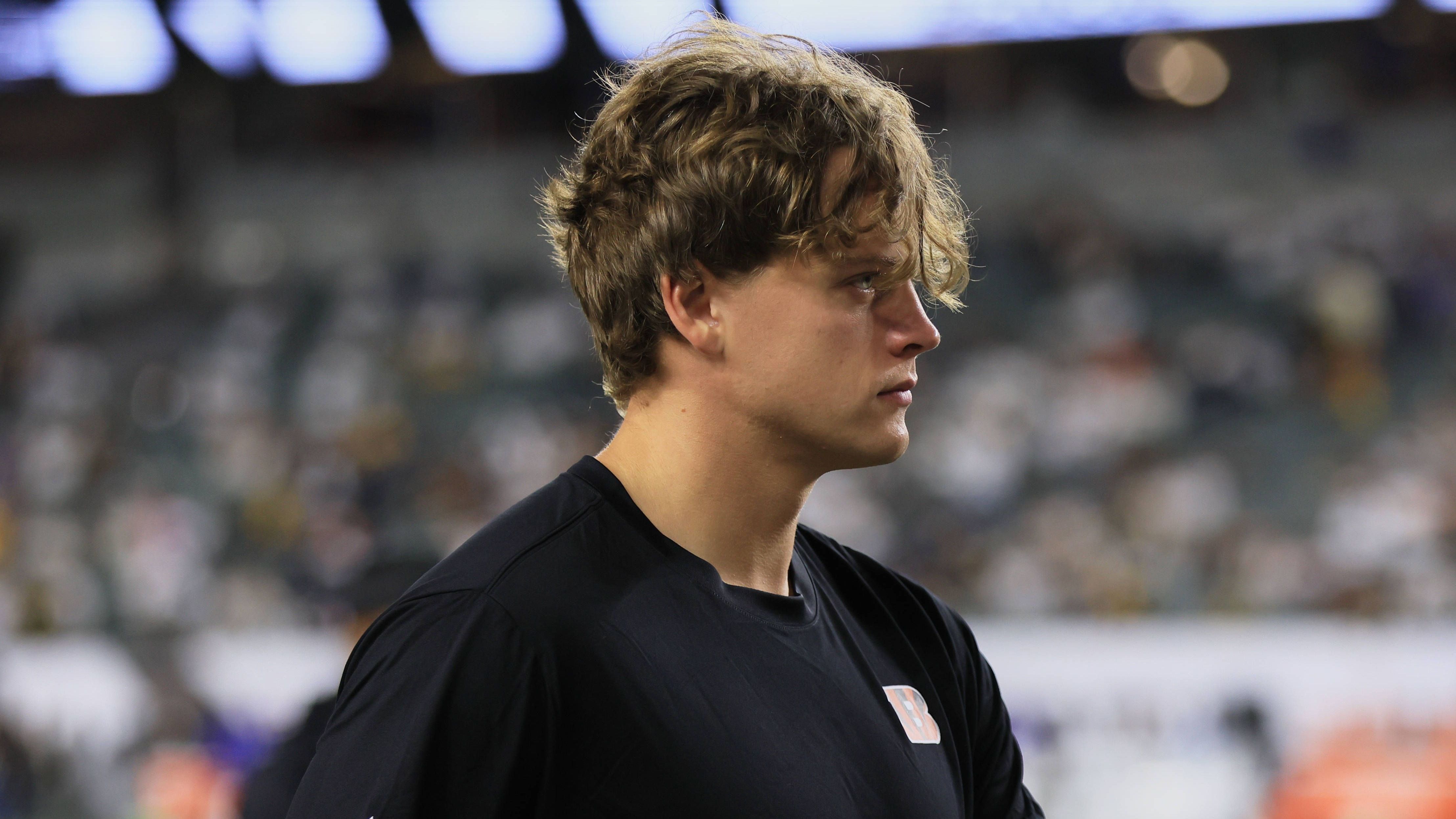 <strong>Joe Burrow (Cincinnati Bengals)</strong><br>Nach seiner Verletzung in Woche 2 gegen die Jacksonville Jaguars scheinen für die Bengals wieder bessere Zeiten anzubrechen. Wie Tom Pelissero vom NFL Network berichtet, kehrt Joe Burrow in dieser Woche ins Training zurück, während er sich weiter von seiner Turf-Toe-Operation erholt. Das Team öffnet damit sein 21-tägiges Trainingsfenster - in der Hoffnung, ihn im kommenden Monat wieder auf dem Feld zu sehen.