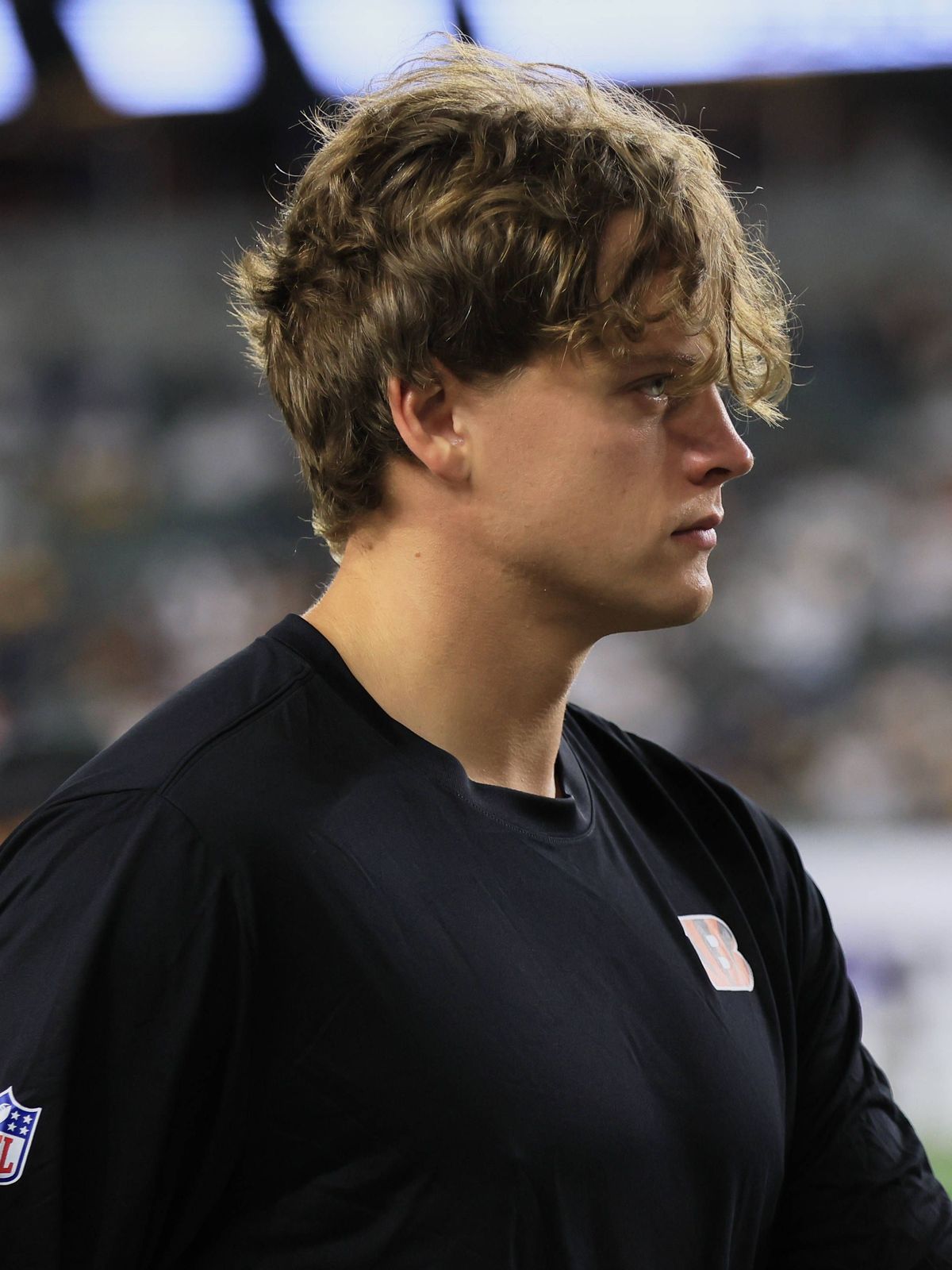 NFL, American Football Herren, USA Pittsburgh Steelers at Cincinnati Bengals Oct 16, 2025; Cincinnati, Ohio, USA; Cincinnati Bengals quarterback Joe Burrow (9) walks on the sideline before the game...