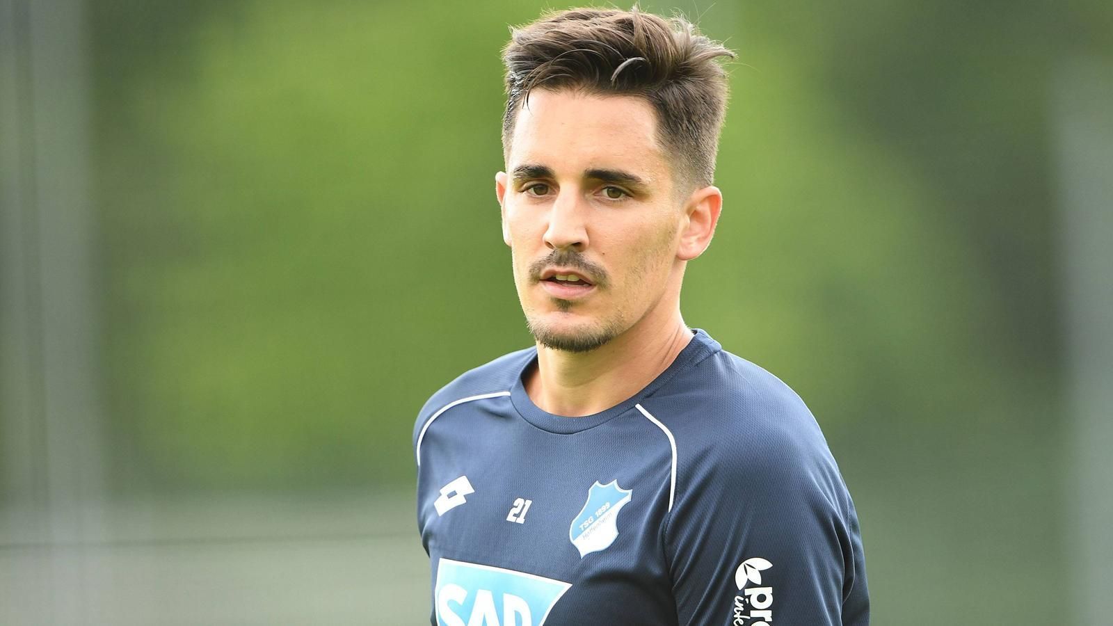 
                <strong>Benjamin Hübner (TSG 1899 Hoffenheim)</strong><br>
                GehirnerschütterungVerletzt seit 5. August 2018Prognose: Benjamin Hübner zog sich am letzten Tag des Trainingslagers eine Gehirnerschütterung zu, von der er sich bis jetzt noch nicht restlos erholt hat. "Es stagniert bei ihm wieder. Groß was machen können wir mit ihm nicht. Er darf auch keine Videos schauen", so Trainer Julian Nagelsmann über die Verletzung.
              