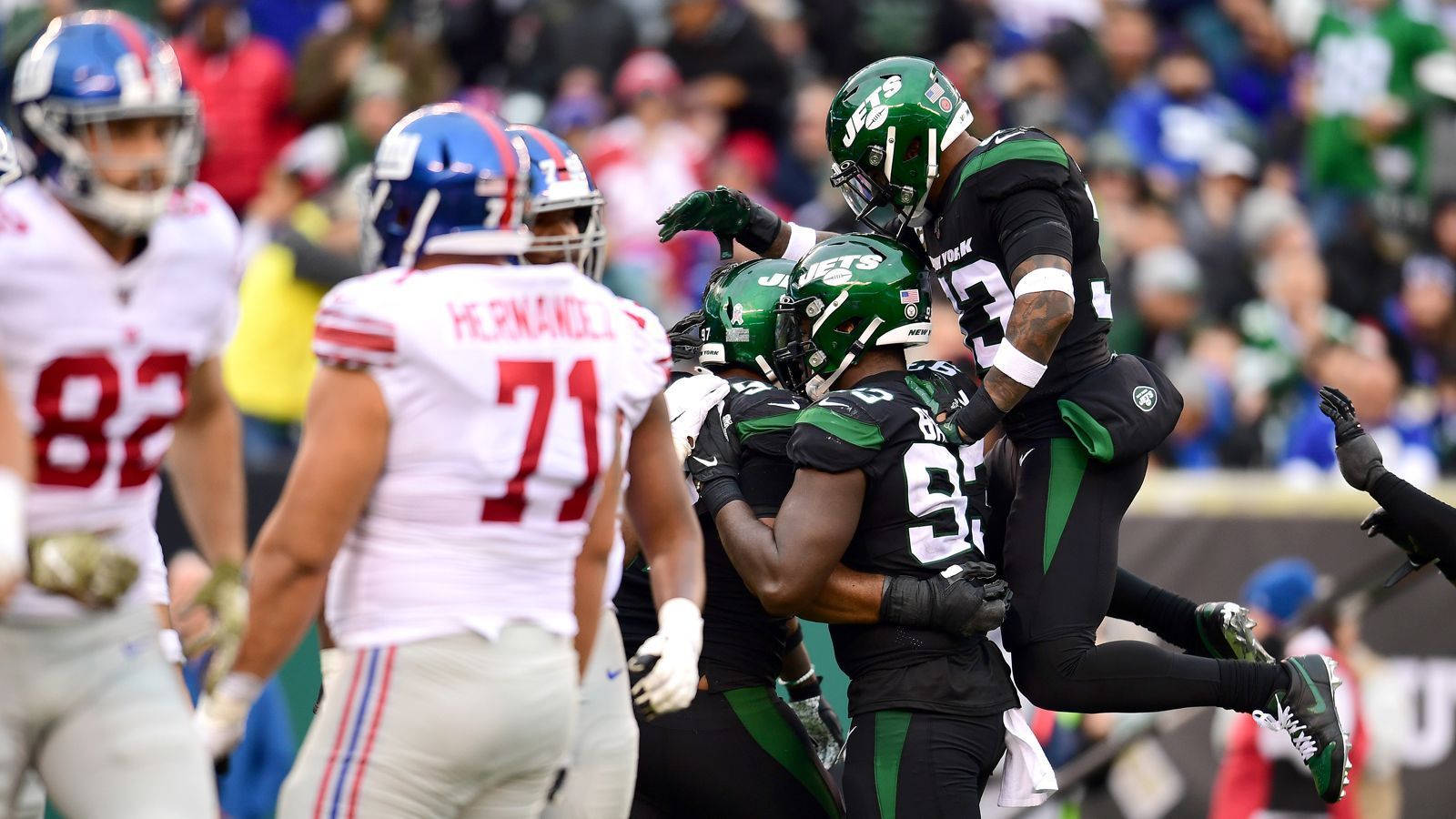 
                <strong>Platz 15: New York Jets - 344,3 zugelassene Yards pro Spiel</strong><br>
                Angeführt von Safety Jamal Adams zeigt die Defensive, im Gegensatz zur Offensive, viele gute Aktionen. Gegen die New York Giants erzielt Adams einen Touchdown und steuert zwei Sacks bei. Um ihn lässt sich eine starke Defense aufbauen.Turnover: 12 - Interceptions: 5 / Fumbles: 7 Sacks: 19zugelassene Punkte pro Spiel: 26,4
              