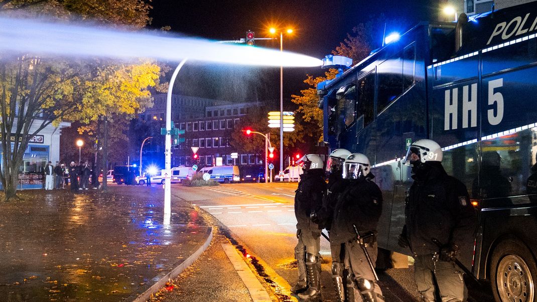 In der Halloween-Nacht ist es in Hamburg zu Krawallen gekommen. Die Polizei musste Wasserwerfer einsetzen. 