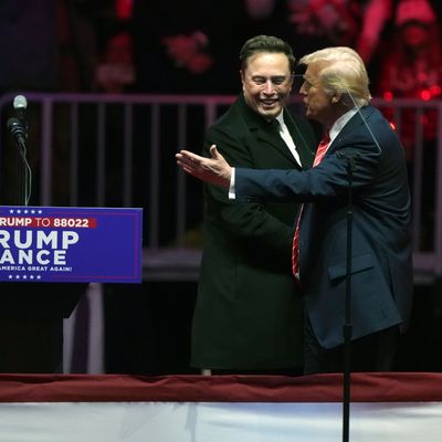 US-Präsident Donald Trump hat die Kritik seines engen Vertrauten Elon Musk an einem milliardenschweren KI-Projekt zurückgewiesen. 