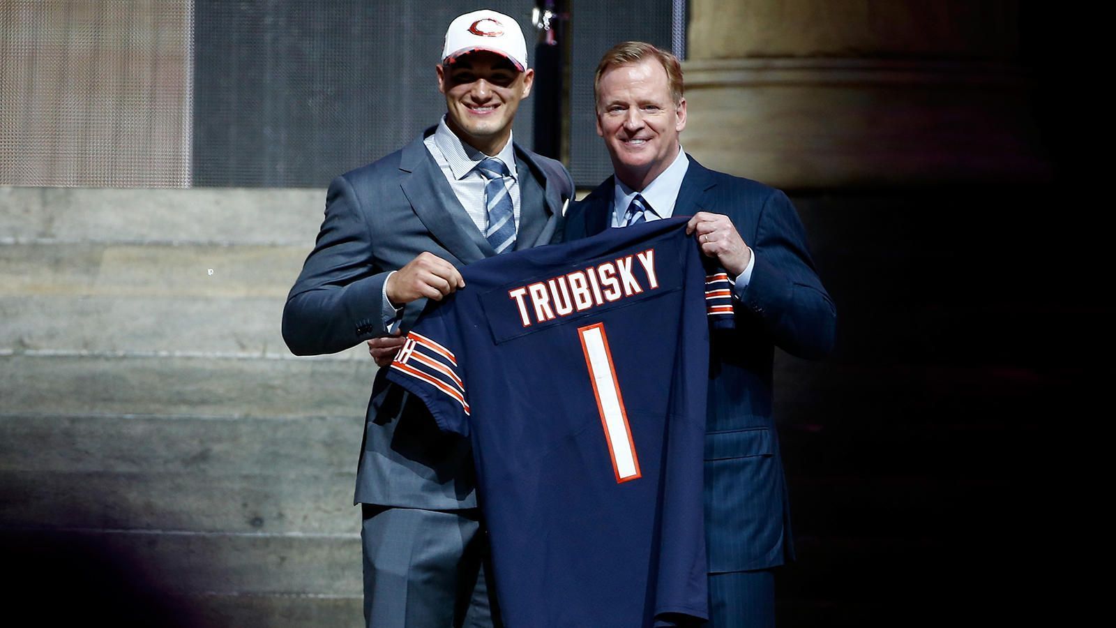 
                <strong>Chicago Bears 2017</strong><br>
                Die Chicago Bears wollten unbedingt Mitchell Trubisky. Deshalb holten sie sich den 2. Pick der San Francisco 49ers. Im Gegenzug erhielten die Kalifornier den 3. Pick der Bears, dazu noch einen Dritt- und einen Viertrundenpick 2017 plus einen Drittrunden-Pick 2018. Die Fans waren geschockt über den hohen Preis für Trubisky, der die riesigen Erwartungen in Chicago in vier Jahren nicht erfüllen konnte.
              