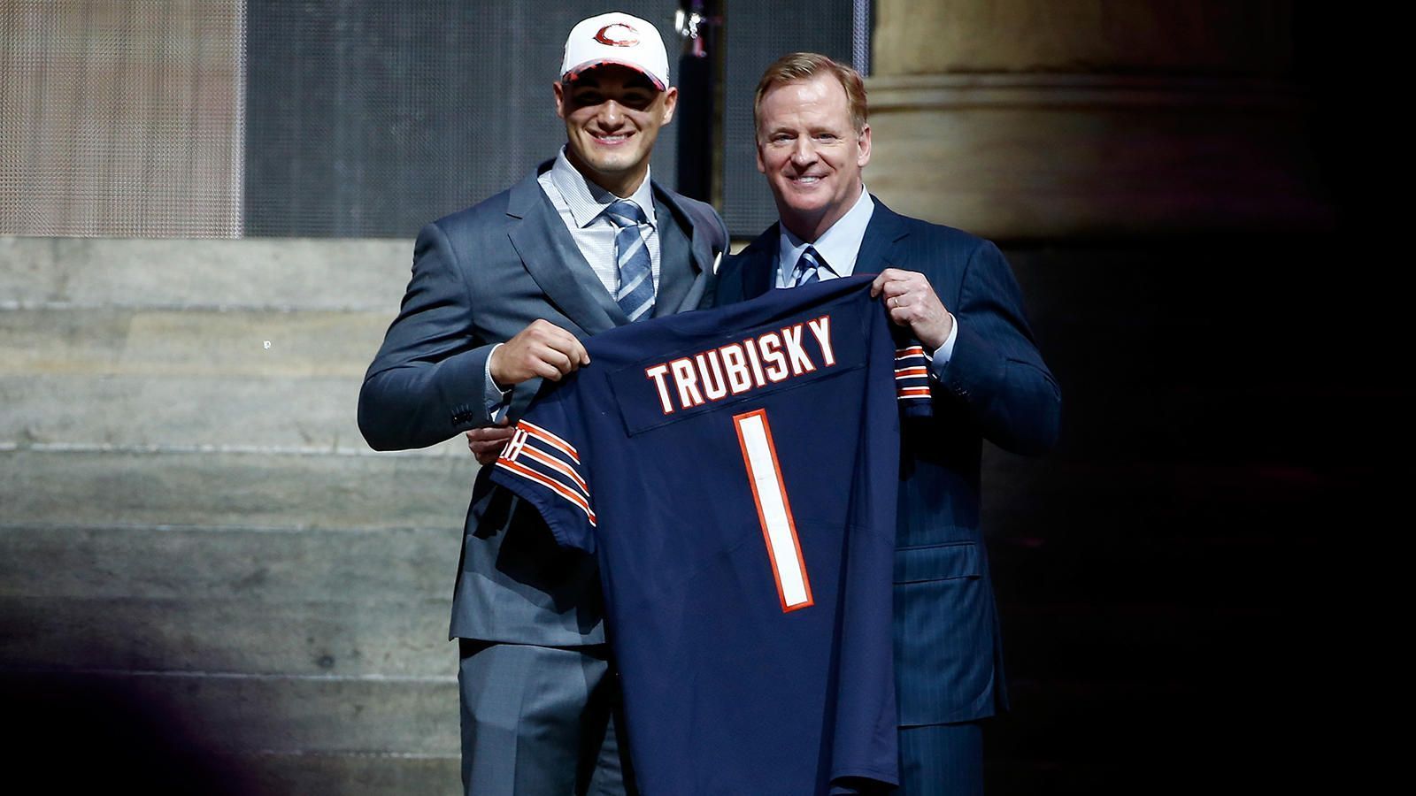 
                <strong>Chicago Bears 2017</strong><br>
                Die Chicago Bears wollten unbedingt Mitchell Trubisky. Deshalb holten sie sich den 2. Pick der San Francisco 49ers. Im Gegenzug erhielten die Kalifornier den 3. Pick der Bears, dazu noch einen Dritt- und einen Viertrundenpick 2017 plus einen Drittrunden-Pick 2018. Die Fans waren geschockt über den hohen Preis für Trubisky, der die riesigen Erwartungen in Chicago in vier Jahren nicht erfüllen konnte.
              