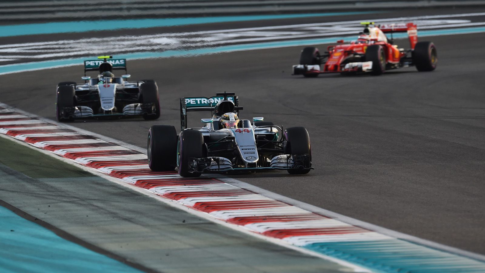 
                <strong>2. Mercedes W07 (Saison 2016), Siegquote: 90,5%</strong><br>
                19 Siege in 21 Rennen, 20 Pole Positions |Fahrer: Nico Rosberg, Lewis Hamilton
              