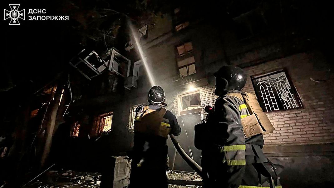 Das vom ukrainischen Innenministerium herausgegebene Bild zeigt Feuerwehrleute, die ein Feuer nach einem russischen Angriff löschen.