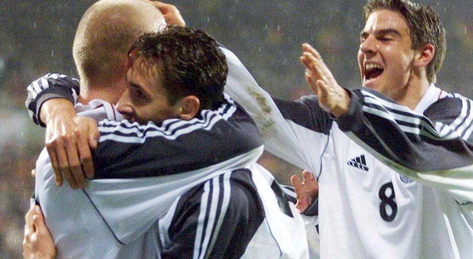 
                <strong>Karriere-Highlights von Miroslav Klose</strong><br>
                Nicht einmal ein Jahr später, am 24. März 2001, gibt Klose sein Debüt für die A-Nationalmannschaft. Beim 2:1 gegen Albanien in der WM-Quali in Leverkusen erzielt er bei seiner Premiere auch gleich das entscheidende Tor. Carsten Jancker und Sebastian Deisler jubeln mit dem Debütanten.
              