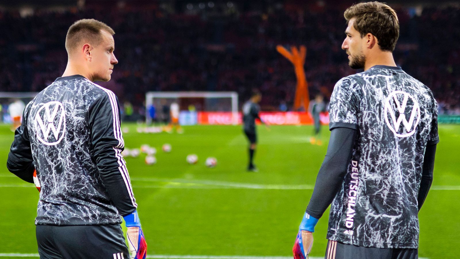 
                <strong>Europa League: Kevin Trapp und Marc-Andre ter Stegen im direkten Duell</strong><br>
                Wenn im Viertelfinale der Europa League Eintracht Frankfurt und der FC Barcelona (Donnerstag ab 21:00 Uhr im Liveticker auf ran.de) aufeinandertreffen, stehen sich auch zwei der besten deutschen Torhüter gegenüber. ran wirft vor dem Hinspiel einen Blick auf die Karrieren und die aktuelle Saison von Marc-Andre ter Stegen und Kevin Trapp.So seht ihr Eintracht gegen Barcelona heute live.
              