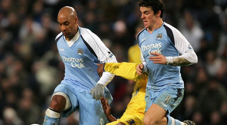 
                <strong>Joey Barton und Ousmane Dabo (Manchester City)</strong><br>
                Joey Barton ist als einer der der größten Rüpel der Premier League bekannt. Doch was er 2007 mit seinem Teamkollegen Ousmane Dabo anstellte, war vor allem eines: kriminell. Im Training bei Manchester City verprügelte Barton den Franzosen so übel, dass er mit schweren Gesichtsverletzungen ins Krankenhaus eingeliefert wurde. Die Folge für Barton: Ermittlungen wegen Körperverletzung und die Suspendierung bei City. 
              