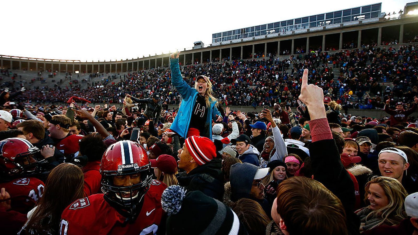 <strong>Die heißesten Rivalitäten im College Football </strong><br>Es steht die langersehnte "Rivalry Week" im College Football an. Rivalitäten sind im Profisport das Salz in der Suppe. Am College werden diese sogar noch mehr zelebriert als in der NFL - einfach weil sich die meisten US-Amerikaner viel mehr mit den Universitätsmannschaften identifizieren als mit den Profiteams. <strong><em>ran</em></strong> zeigt die heißesten Rivalitäten im Überblick.
