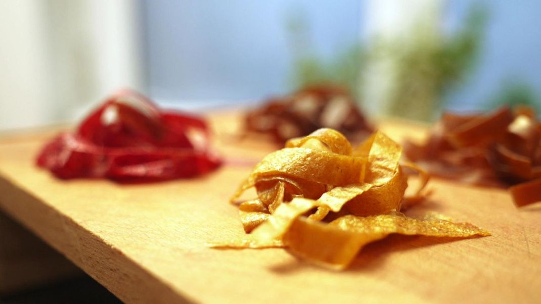 Ein farbenfroher und auch gesunder Snack - Fruchleder! Wir zeigen dir, wie du es in den Sorten Erdbeer und Mango zubereitest.