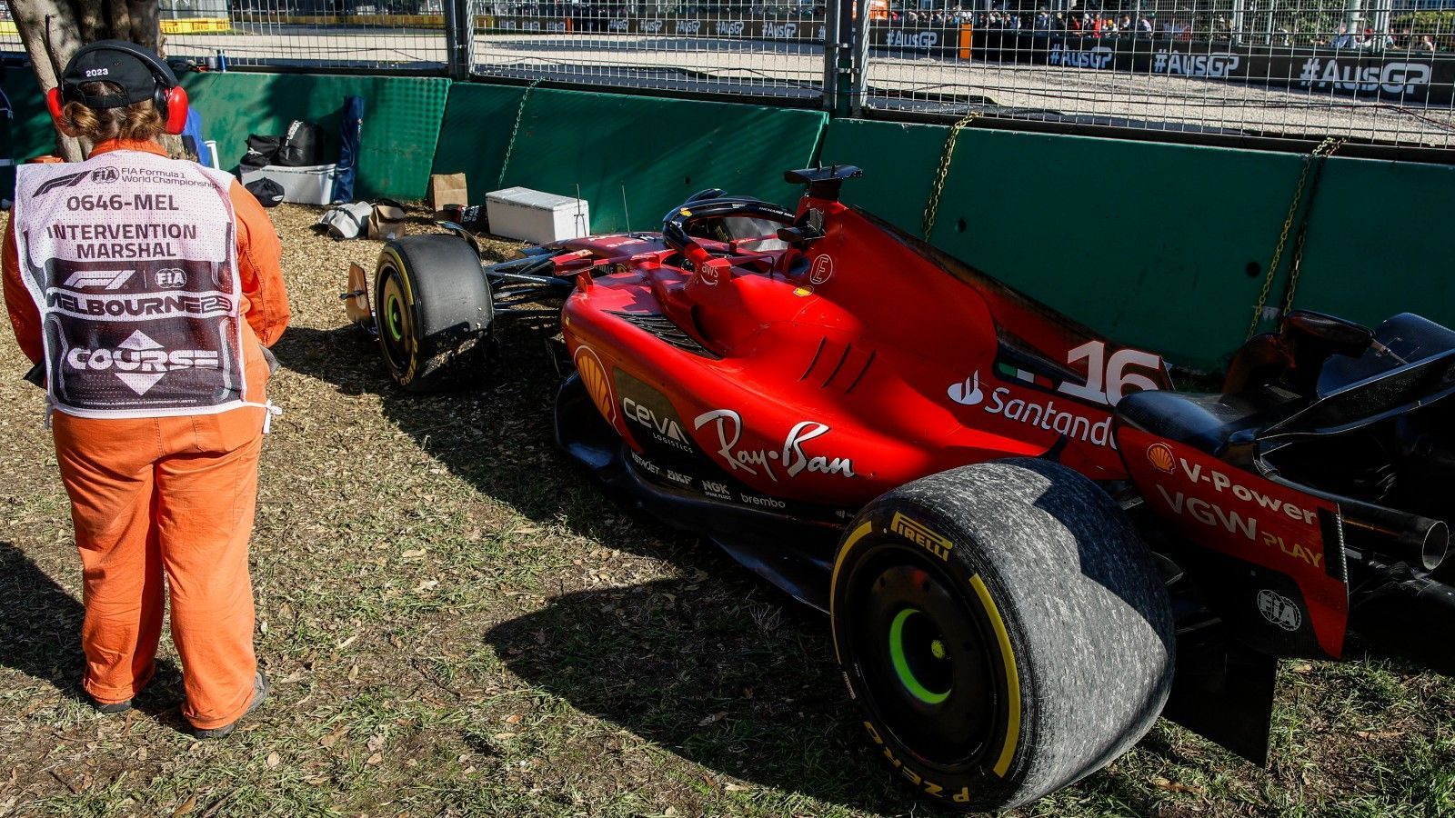 
                <strong>Verlierer: Ferrari</strong><br>
                Immer wieder Desaster bei der Scuderia. Charles Leclerc, der eigentlich mal mit Max Verstappen um die WM hatte konkurrieren wollen, drehte sich nach dem Rennstart bereits in der dritten Kurve und kam in der Folge nicht mehr aus dem Kiesbett. Teamkollege Carlos Sainz Jr. kam zwar im Ziel an, wurde nach einer Fünf-Sekunden-Strafe - er hatte Alonso nach dem zweiten Restart umgedreht - aber Letzter und landete außerhalb der Punkte. Alles Entsetzen des Spaniers am Funk half nichts, die Strafe blieb bestehen. Für Ferrari bleibt ein Rennen ohne Punkte, der nächste große Misserfolg.
              