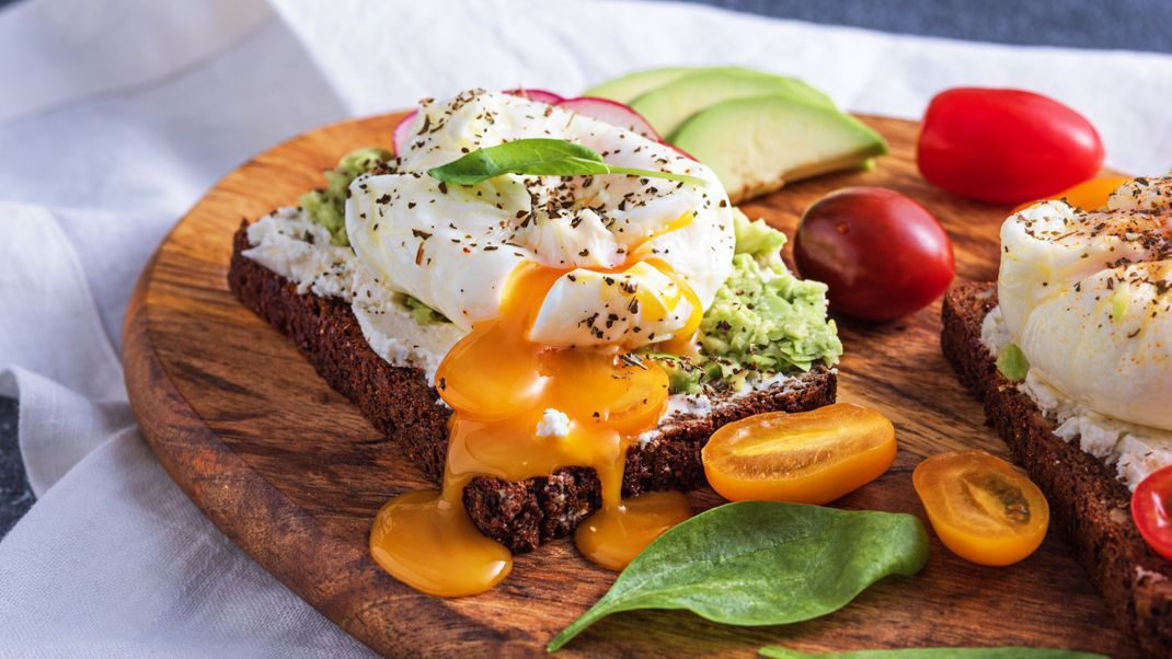 Ein super Snack zwischendurch oder als Abendessen: Avocado-Toast mit Ei.