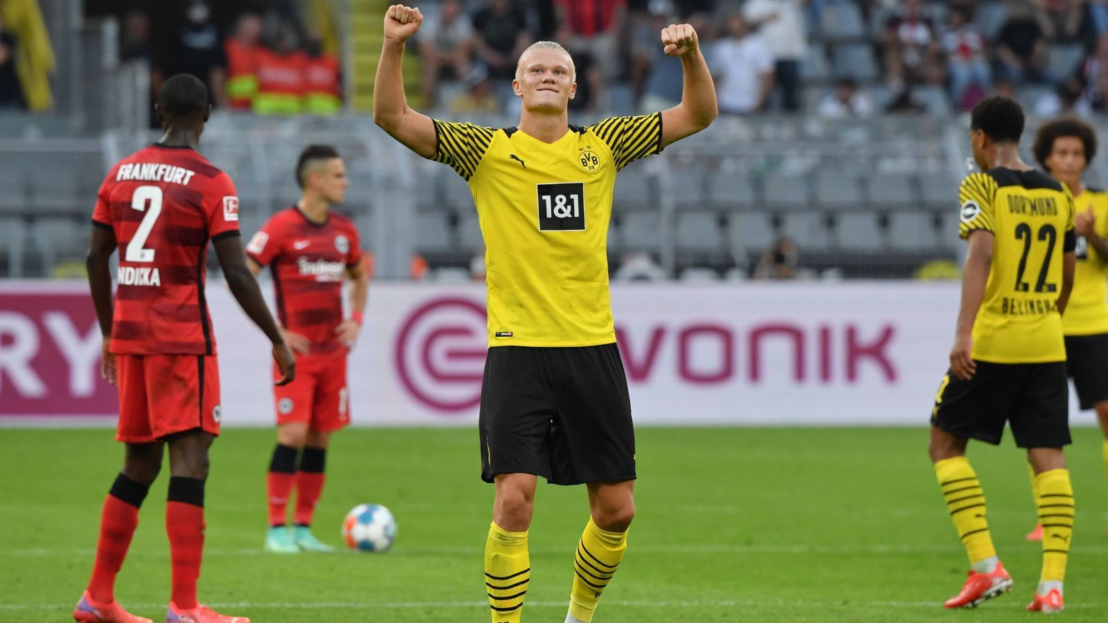 
                <strong>Gewinner: Erling Haaland</strong><br>
                Was soll man zu diesem Mann eigentlich noch sagen? Erling Haaland ist ein einziger Superlativ an sich. Nach seinem Dreierpack gegen Wehen Wiesbaden in der ersten Runde des DFB-Pokals legte der Norweger gegen Eintracht Frankfurt nach. Beim 5:2 war er an allen Treffern beteiligt, gerade beim 1:0 durch Marco Reus legte er nach einem mustergültigen Solo und einem Tunnel gegen Evan Ndicka das Führungstor des deutschen Nationalspielers auf. In dieser Form muss sich Robert Lewandowski in diesem Jahr ernsthafte Sorgen machen, die Torjägerkanone tatsächlich mal wieder nicht zu gewinnen.
              