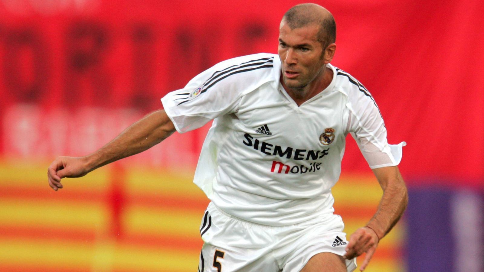 
                <strong>Zinedine Zidane</strong><br>
                Zusammen mit Luis Figo bildete Zidane Anfang der 2000er Jahre ein Traumduo im Mittelfeld. Drei Mal wurde der Franzose zum Weltfußballer gewählt, in Madrid wurde er endgültig zum Weltstar, beendete dort 2006 auch seine Karriere. Heute trainiert er Real, gewann unter anderem dreimal in Folge die Champions League.
              