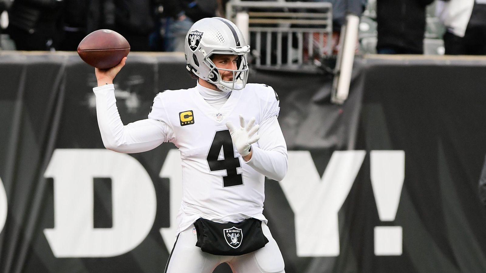 
                <strong>Derek Carr (Las Vegas Raiders)</strong><br>
                Während die Denver Broncos und Los Angeles Chargers fleißig Superstars verpflichten und die Kansas City Chiefs ohnehin ein Titel-Anwärter sind, war von den Las Vegas Raiders zuletzt wenig zu hören. Angesichts der erstarkten AFC-West-Konkurrenz könnten die Raiders ihr Glück in der Zukunft suchen und einen Umbruch Light einleiten. Eine Möglichkeit dafür: Quarterback Derek Carr vor seinem letzten Vertragsjahr via Trade in Draft-Picks umwandeln. Die Colts wären ein möglicher Abnehmer für den 30-Jährigen. Doch der neue Raiders-Coach Josh McDaniels ließ zuletzt wenig Zweifel an Carrs Rolle als Starter in der neuen Saison aufkommen.
              