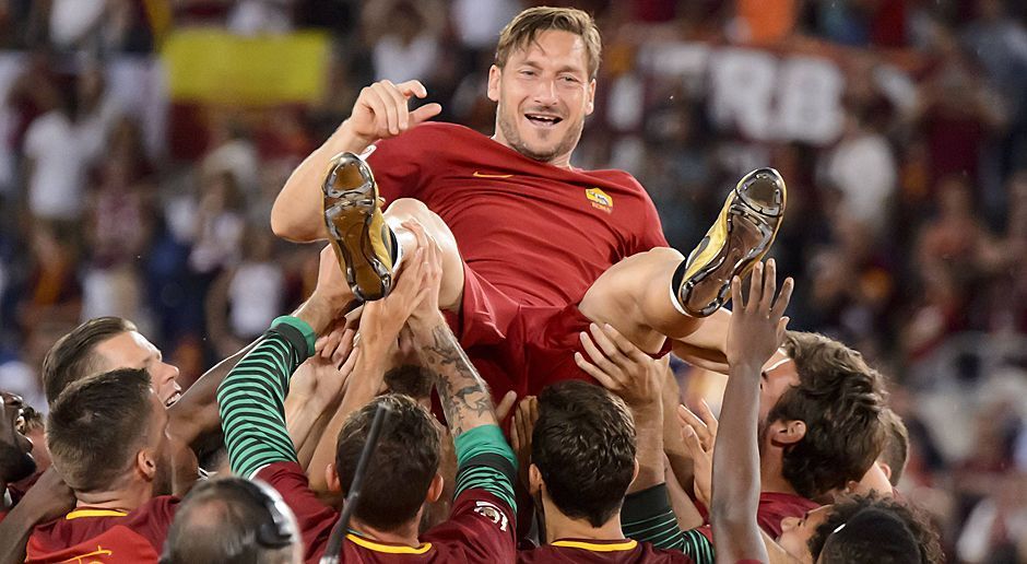 
                <strong>Der tränenreiche Abschied das Francesco Totti</strong><br>
                So ganz wohl scheint es ihm in diesen luftigen Höhen aber nicht zu sein.
              