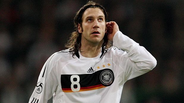 <strong>Torsten Frings (Zentrales Mittelfeld)</strong><br>
                Im defensiven Mittelfeld fand Frings schließlich sein neues Zuhause und spielte als Abräumer auch für Bremen, Bayern, Dortmund und die Nationalmannschaft.
