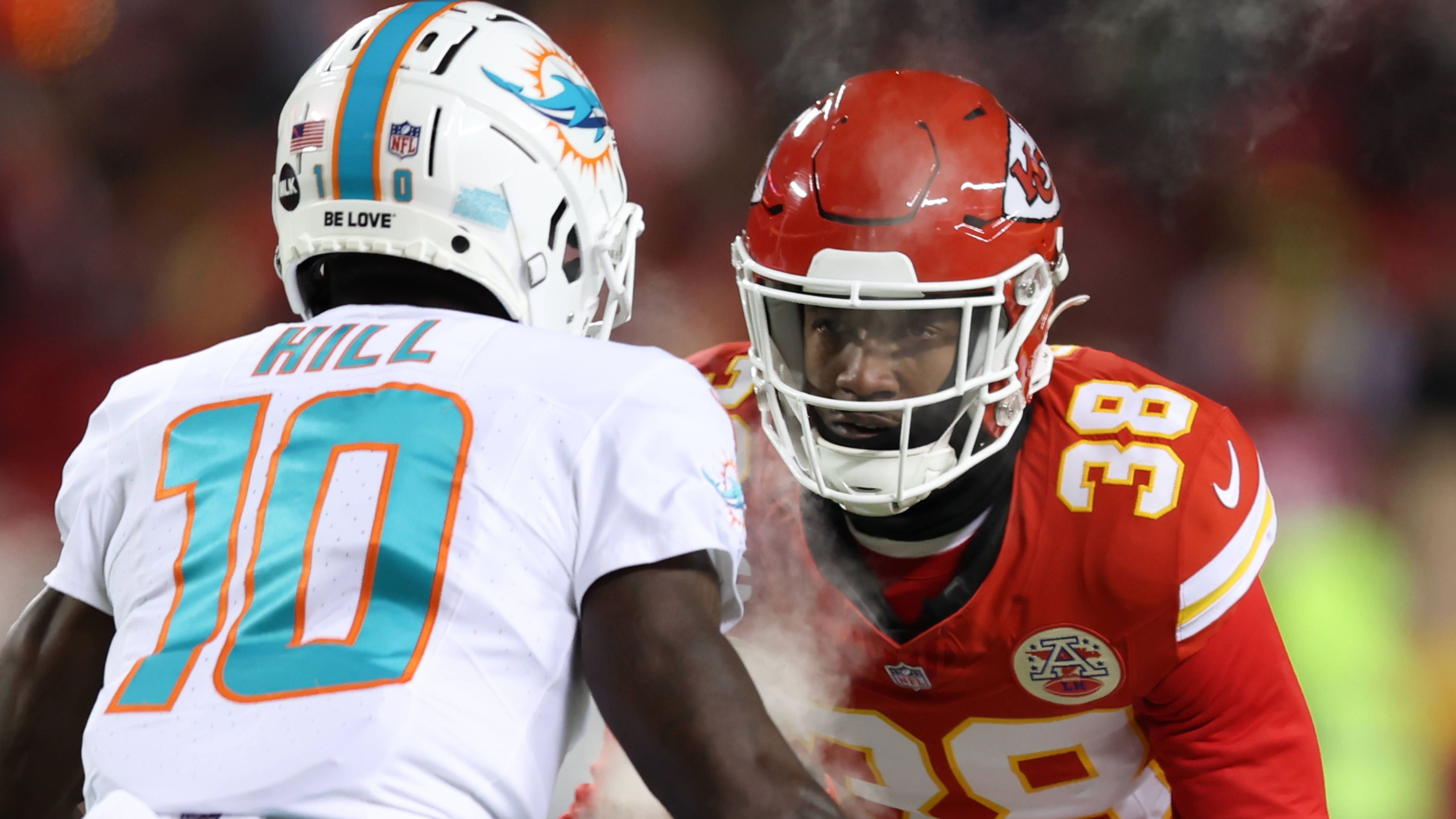 <strong>L'Jarius Sneed<br></strong>Nach dem <a data-li-document-ref="355297" href="https://www.ran.de/sports/american-football/nfl/news/nfl-kansas-city-chiefs-und-chris-jones-einigen-sich-auf-monster-vertrag-355297">Mega-Deal für Chris Jones</a> konnten (und wollten) die Chiefs Sneed nicht halten, dann wäre er 2025 wohl als Free Agent weitergezogen. Aber der Abgang schmerzt brutal, der 27-Jährige war 2023 einer der besten Corner der gesamten NFL und ein 2025er Third Rounder ist dafür vergleichsweise wenig. Die Titans landeten einen Coup und erheben - <a href="https://www.ran.de/sports/american-football/nfl/galerien/nfl-free-agency-alle-transactions-und-signings-pro-team-355624">auch mit den weiteren Deals</a> - Playoff-Ansprüche.<br><strong>Gewinner: Tennessee Titans</strong>