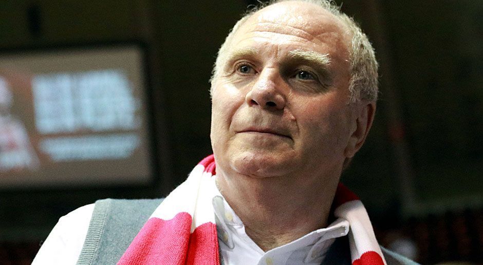 
                <strong>Uli Hoeneß</strong><br>
                Uli Hoeneß hat diese Entwicklung entscheidend mit angeschoben. Der Präsident gilt als Verfechter der Jugendarbeit und sagte bereits vor einigen Monaten: "Wir bekommen jetzt mit dem Nachwuchsleistungszen­trum nochmal ein wichtiges Element. Das wird ein neues Kapitel des FC Bayern, dass wir wieder versuchen werden, die Transfers zu reduzieren, indem wir eigene Spieler entwickeln. Und das sieht im Moment gar nicht so schlecht aus." Wie viel Wahrheit in diesen Worten steckt, wird die Zukunft zeigen müssen. Die Voraussetzungen könnten wohl kaum besser sein. Doch klar ist auch: Bei kaum einem anderen Verein ist der Sprung von der Jugend in die Profi-Mannschaft so gewaltig wie bei den Münchnern.
              