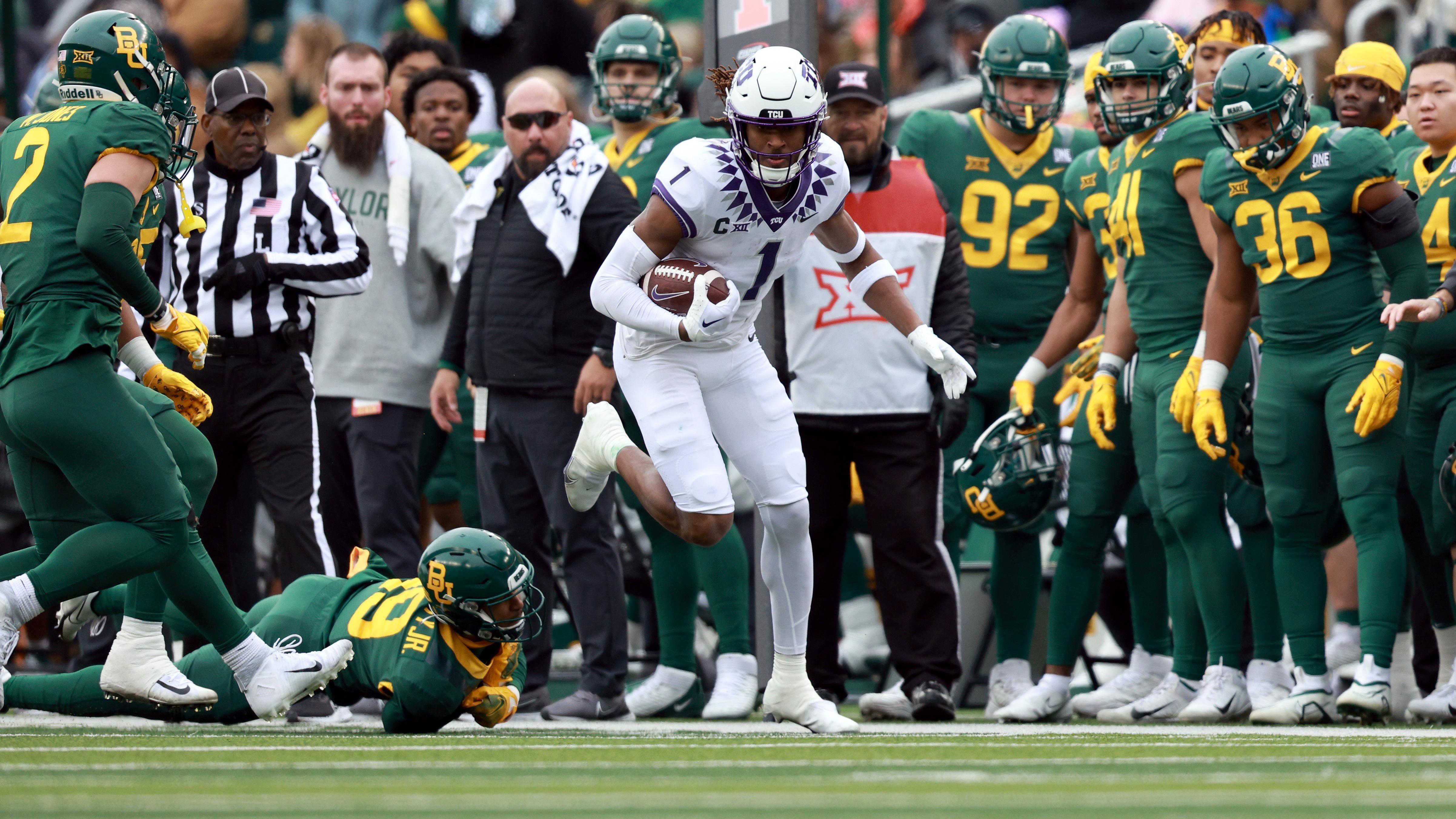 
                <strong>TCU Horned Frogs: Quentin Johnston</strong><br>
                Duggans Top-Anspielstation Quentin Johnston gilt als sicherer Erstrunden-Pick im anstehenden NFL-Draft. Der Wide Receiver wird Ende der Top 10 gehandelt. Mit durchschnittlich 18,1 Yards pro Catch ist er brandgefährlich. So konnte er in der laufenden Saison bereits 59 Receptions für 1.066 Yards und sechs Touchdowns verbuchen. Bisher letztes Highlight: Ein 76-Yard-Touchdown im Halbfinale gegen die Michigan Wolverines. Die größte Stärke ist seine Größe: Johnston ist 1,93-Meter groß und eine Gefahr für jede Abwehr. Mit der Statur dürfte er selbst den NFL-Cornerbacks Angst einflößen.
              