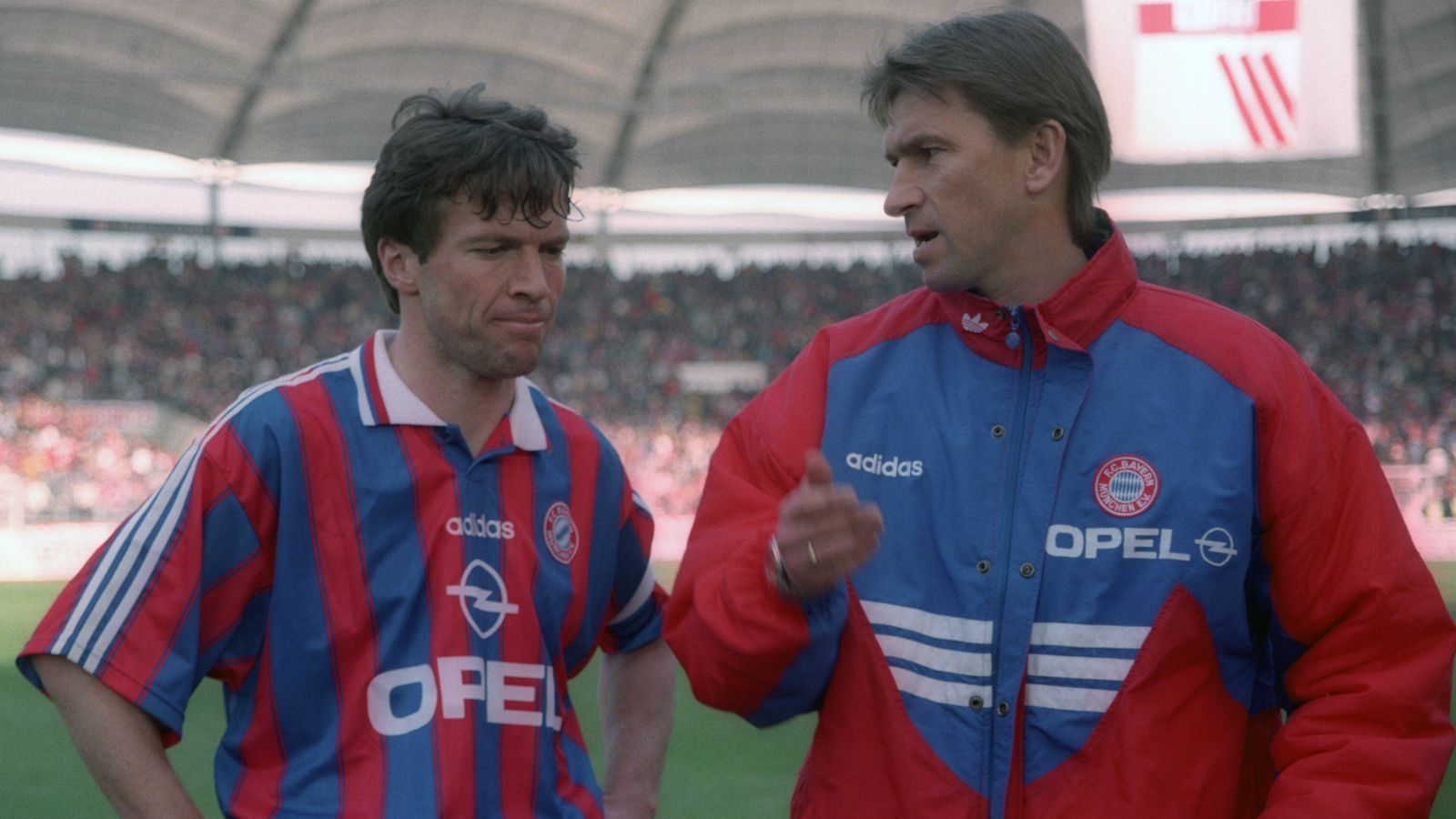 
                <strong>Klaus Augenthaler (FC Bayern München)</strong><br>
                Am letzten Spieltag der Saison 1995/96 saß Klaus Augenthaler (re.) als Vertreter von Trainer Franz Beckenbauer auf der Bayern-Bank und sorgte gegen Düsseldorf für ein Kuriosum. Der Weltmeister von 1990 brachte zur Halbzeit gleich vier neue Spieler und die Münchner konnten nach eine 0:2-Rückstand noch ein 2:2 und damit einen Punkt holen. Die Fortuna verzichtete jedoch auf einen Protest, womit die Partie die bis heute einzige ist, in der in Zeiten von je drei Wechseln pro Mannschaft insgesamt sieben Mal gewechselt wurde. 
              