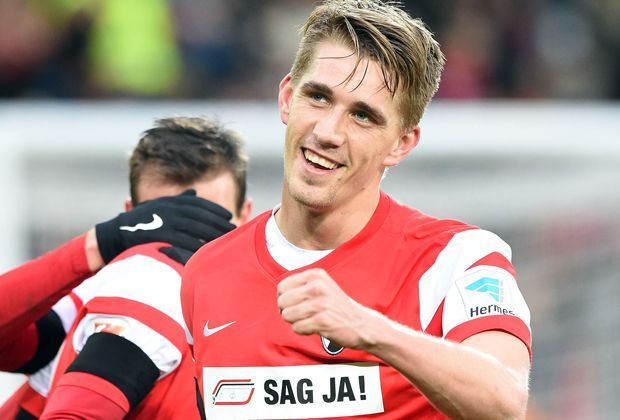 
                <strong>Erster Freiburger Hattrick-Schütze</strong><br>
                Das war ein Einstand nach Maß: Nils Petersen schnürte beim 4:1 gegen Frankfurt nicht nur als erster Freiburger einen lupenreinen Kattrick - er schaffte dies sogar als EInwechselspieler. Dieses Kunststück gelang letztmals Miroslav Klose 2004 mit Werder Bremen.
              