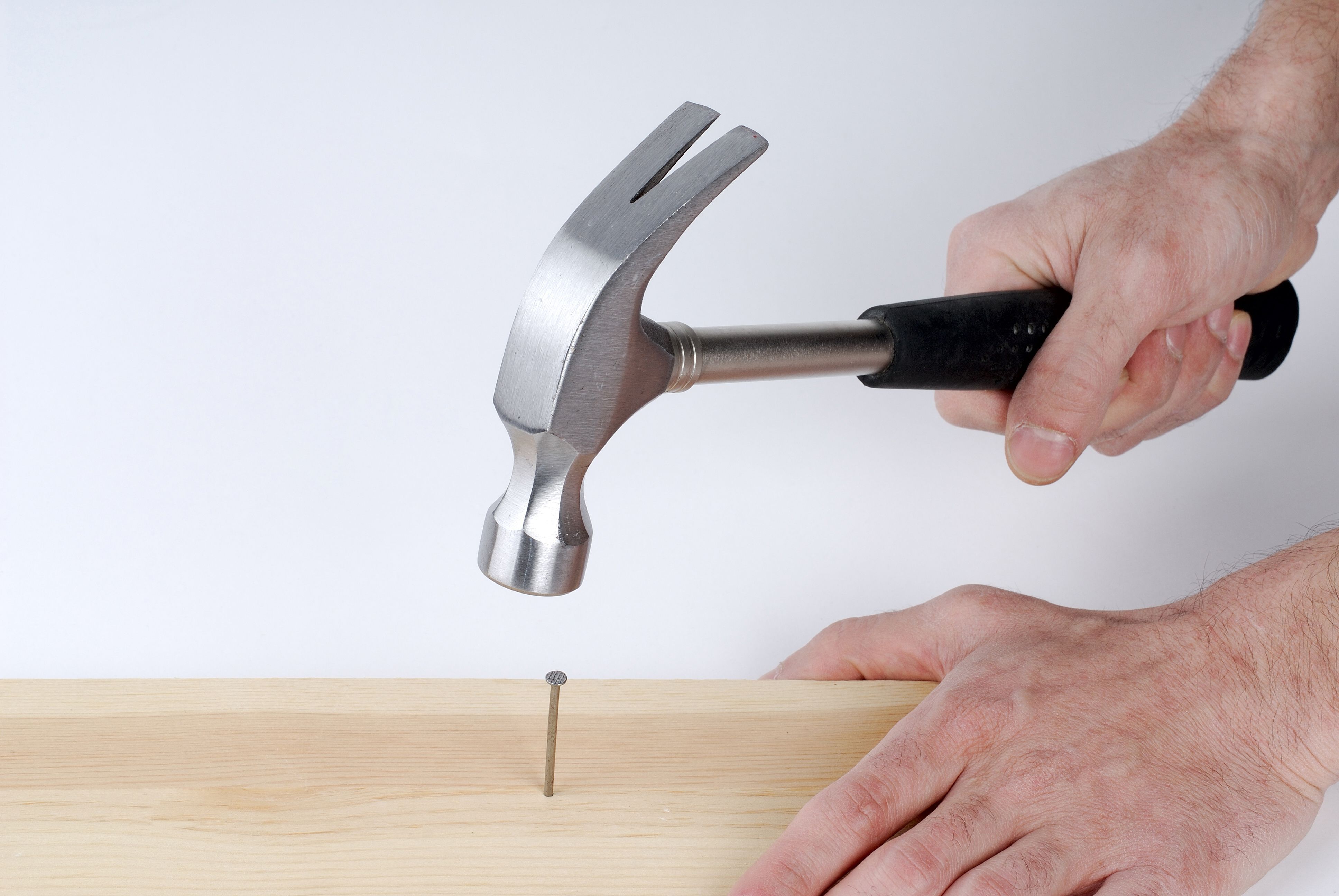 Sobald beim Heimwerken Nägel zum Einsatz kommen, holt man den Hammer aus dem Werkzeugkoffer. Das Wichtigste über die verschiedenen Arten dieses Basis-Werkzeugs erfahren Sie in diesem Ratgeber.