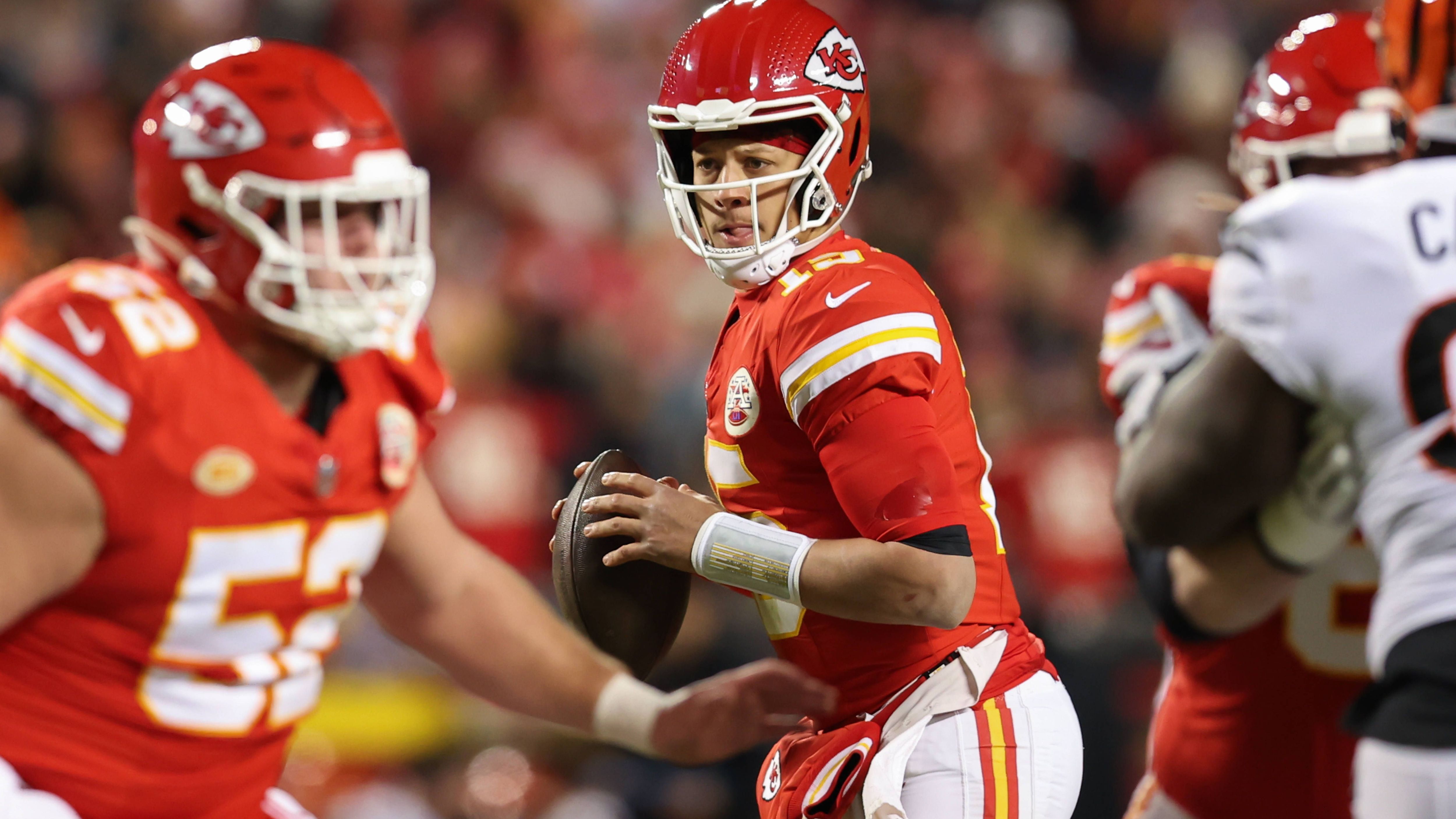 <strong>Chiefs vor Umzug?<br></strong>Verlassen die Chiefs möglicherweise Kansas City? In der Nacht zum 3. April fand in Jackson County ein Voting unter den Bürgerinnen und Bürgern statt, bei dem über die Verlängerung einer Steuer abgestimmt wurde. Die Abstimmung fiel negativ aus. Diese Gelder wären teilweise auch dazu genutzt worden, geplante Renovierungen am Arrowhead Stadium voranzutreiben.