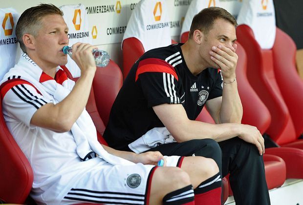 
                <strong>Verlierer: Bastian Schweinsteiger</strong><br>
                Sein Spiel lebt auch von der Physis, die entzündete Patella-Sehne aber verhinderte eine reguläre Vorbereitung. Ist als Führungsspieler weiterhin unverzichtbar, sollte sein Körper (oder seine Form) allerdings Probleme machen, hat Löw mit Philipp Lahm nun einen guten Plan B.
              