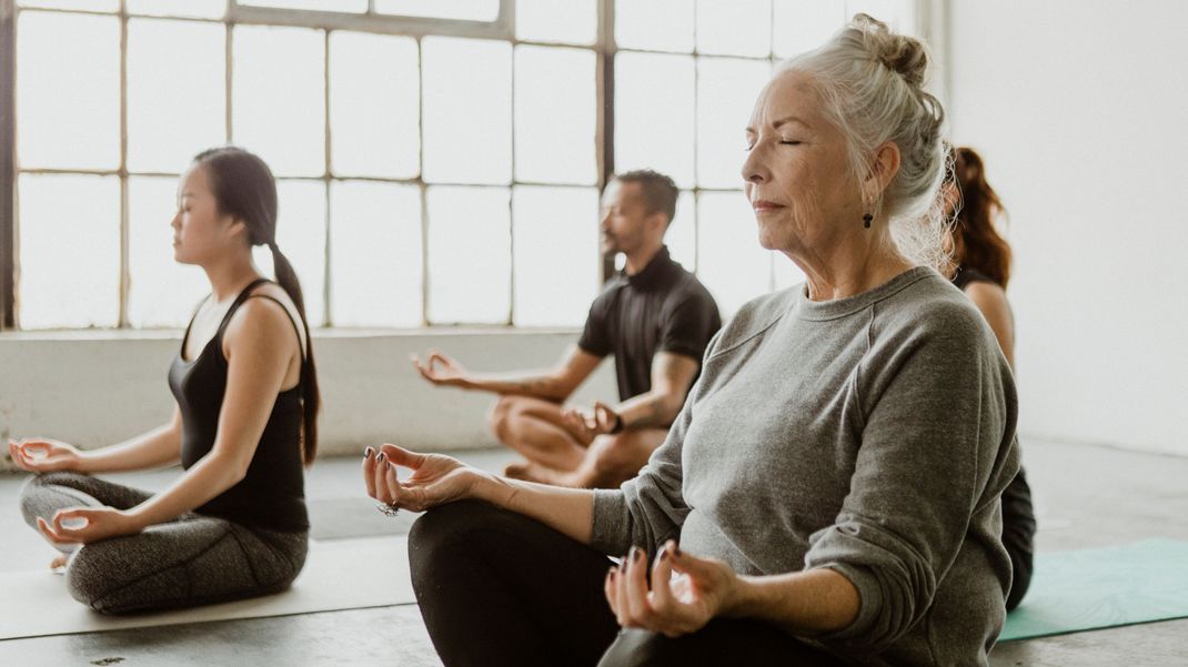 Einatmen, ausatmen. Beim Yoga kannst du mithilfe verschiedener Strategien Stress abbauen und dich mehr auf deinen Körper und das Hier und Jetzt konzentrieren.