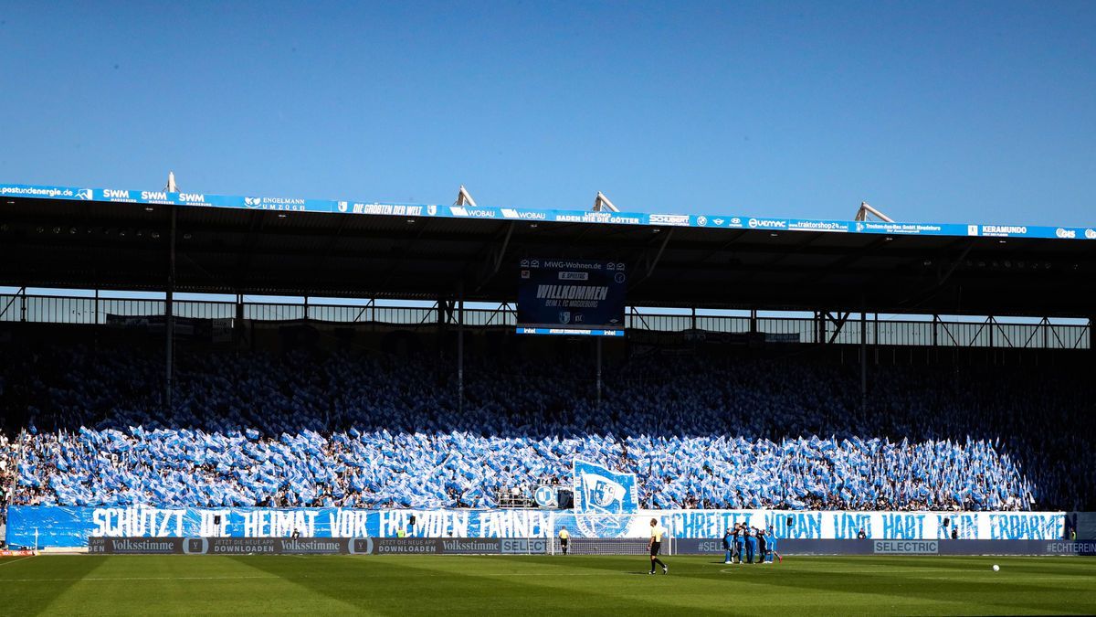 Choreografie im Fanblock vom 1. FC Magdeburg mit dem Spruchband Schützt die Heimat vor fremden Fahnen, schreitet voran und habt kein Erbarmen - 2. Fussball Bundesliga Saison 2024-2025 1. FC Magdebu...