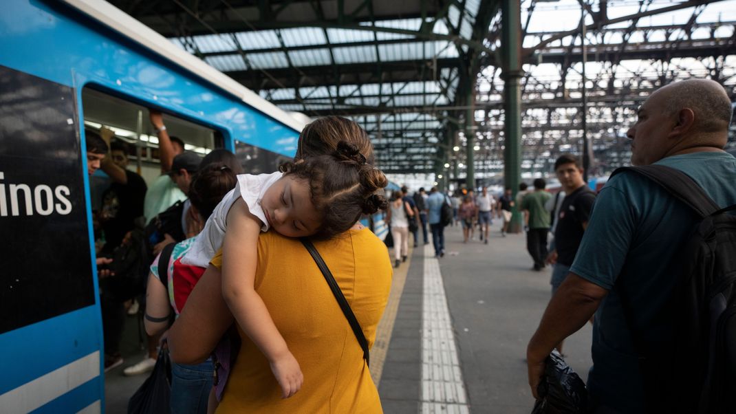 Von einem Stromausfall am Mittwoch (1. März) in Argentinien waren rund 20 Millionen Menschen betroffen. Nachdem dieser behoben war, kamen auch wieder die Züge im Bahnhof Constitucion in Buenos Aires ins Rollen.