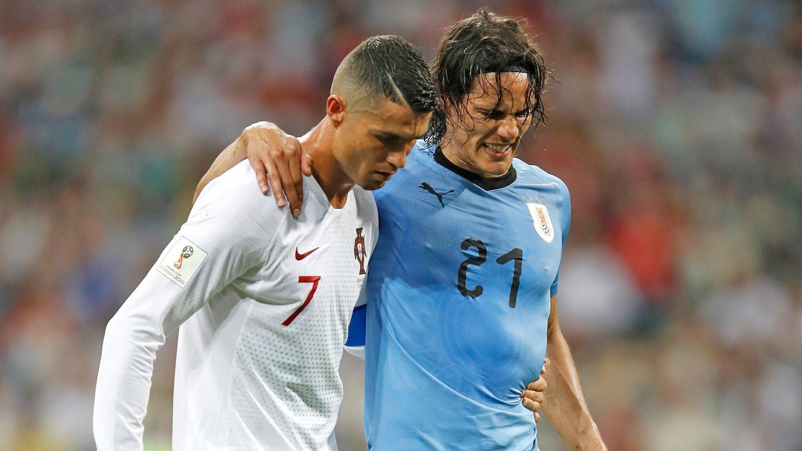 
                <strong>Ronaldo und Cavani</strong><br>
                Zwei Nationalhelden unter sich. Als sich Edinson Cavani im Achtelfinale gegen Portugal kurz vor Schluss am Fuß verletzt und nicht mehr auftreten kann, hilft dem Uruguay-Angreifer nicht etwa ein Mitspieler vom Platz. Vielmehr ist es Cristiano Ronaldo, der Cavani kurzerhand stützt und ganz nach dem Fair-Play-Gedanken zur Außenlinie begleitet.
              