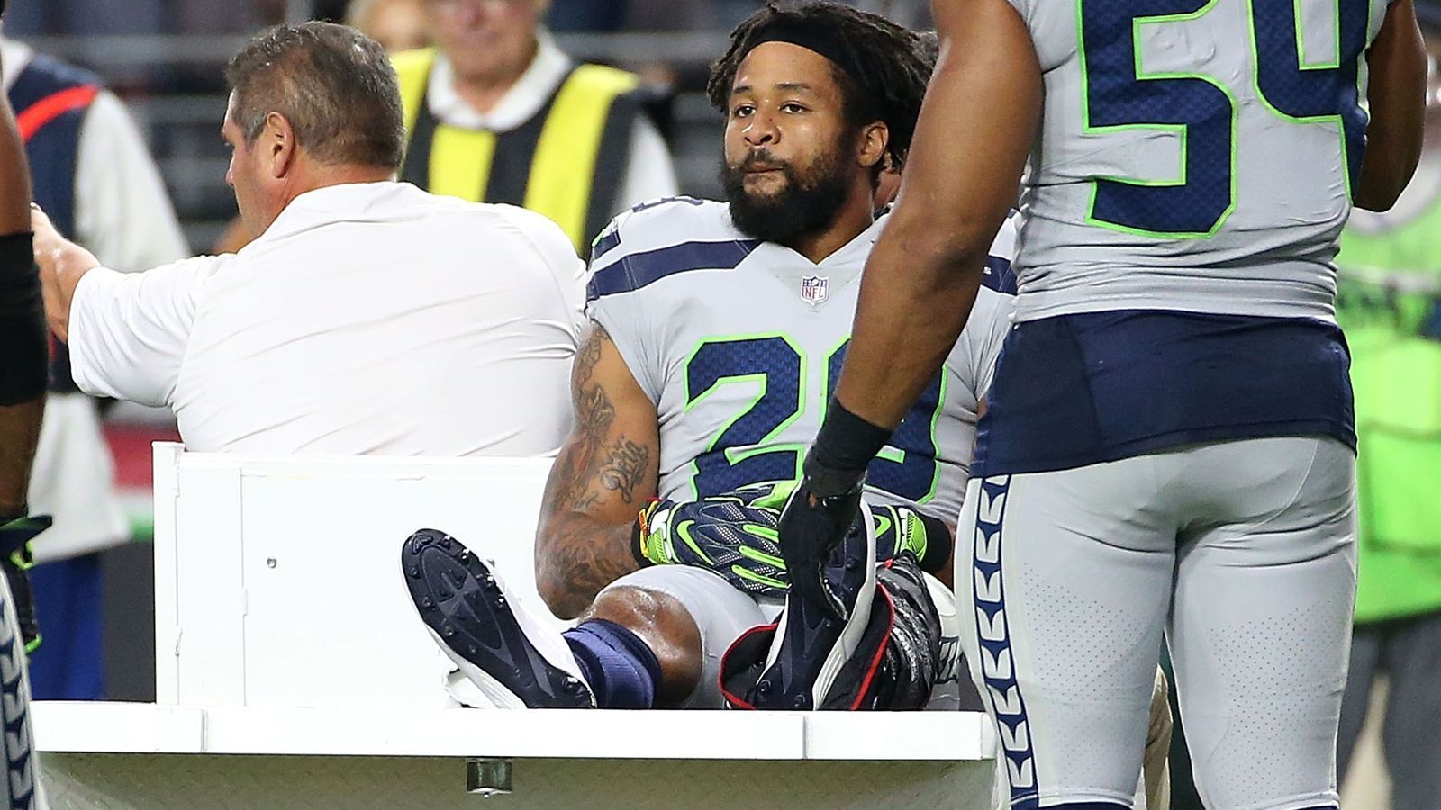 
                <strong>Dallas Cowboys: S Earl Thomas</strong><br>
                Es wäre die Traumehe - zumindest aus Thomas' Sicht. In der Heimat für seinen Traumklub spielen. Und den Cowboys würde ein Safety wie Earl Thomas gut tun, um in die teilweise anfällige Passverteidigung mehr Stabilität zu bringen.
              