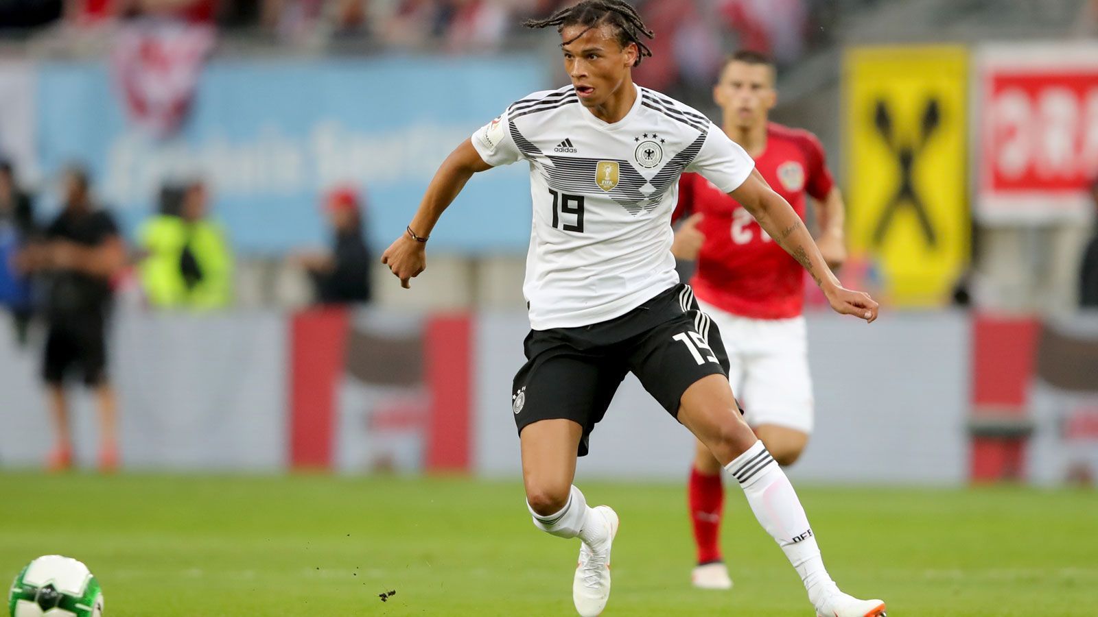 
                <strong>2018 gestrichen: Leroy Sane (Manchester City)</strong><br>
                Er war die größte Überraschung unter den Streichkandidaten: Leroy Sane von Manchester City war nicht nur wertvollster Spieler in Joachim Löws Kader, sondern ist gleichzeitig Stammspieler in der Premier League. Beobachtern im Trainingslager in Eppan zufolge war der 22-Jährige zu sicher und arrogant aufgetreten. Dieses Verhalten konnte er auf dem Rasen aber nicht in Leistung ummünzen. Die WM 2018 wird jedoch nicht seine letzte Chance gewesen sein, bei einer Weltmeisterschaft dabei zu sein. 
              