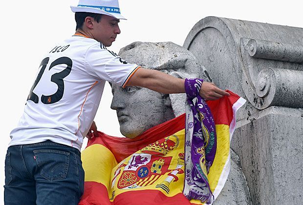 
                <strong>Champions-League-Finale: Real Madrid vs. Atletico Madrid</strong><br>
                Selbst die Statue des portugiesischen Königs Pedro IV. bleibt nicht verschont und wird mit der spanische Flagge geschmückt. Sowohl auf den Fanfesten als auch in den schmalen Gassen der Stadt herrscht bei sonnigem Wetter Partystimmung.
              