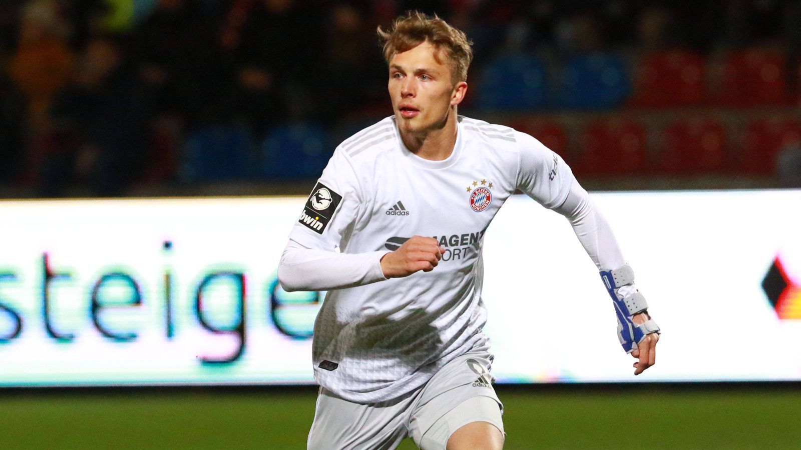 
                <strong>Jann-Fiete Arp</strong><br>
                Im Januar 2019 wurde bekannt, dass Sturm-Talent Jann-Fiete Arp im folgenden Sommer von Zweitligist Hamburger SV zum FC Bayern wechseln würde. Drei Millionen ließen sich die Roten den Spaß kosten, der am Ende keiner wurde. Schon in der Rückrunde beim HSV war der damals 19-Jährige nur noch Ersatz, kam mit entsprechend wenig Selbstvertrauen an die Säbener Straße und hatte dann auch noch Verletzungspech. Nach nur einer Saison wurde Arp zunächst in die zweite Mannschaft (3. Liga) abgeschoben, dann zu Holstein Kiel in die 2. Liga verliehen und schließlich dorthin verkauft. Im Podcast "Einfach Fußball" erklärte er dazu, dass es ihn belastet habe, von den HSV-Fans gehasst worden zu sein. Zudem habe er sich häufig gefragt, ob sein Wechsel nicht zu früh kam und ob es "die ganze Kacke wert" war.
              