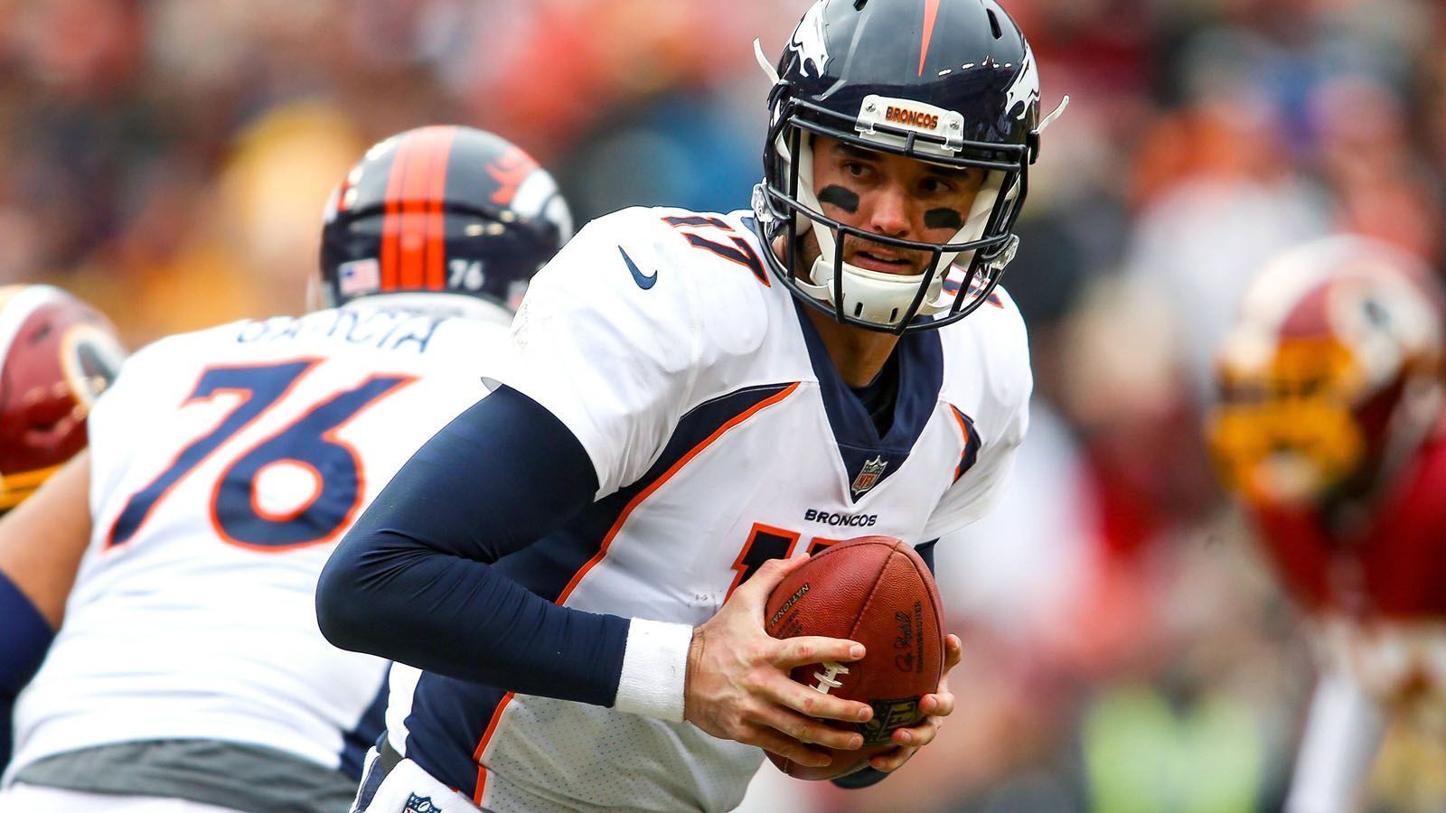 <strong>Brock Osweiler (5-6)</strong><br>
                Osweiler war ein wichtiger Spieler, als er in der Super-Bowl-Saison den zeitweise verletzten Manning gut vertrat. Danach unterzeichnete er einen hochdotierten Vertrag bei den Houston Texans, wurde den Erwartungen allerdings nicht gerecht. 2017 kehrte er nach Denver zurück, gewann aber kein Spiel mehr als Starter. Die 2018er-Saison bei den Miami Dolphins war seine letzte.