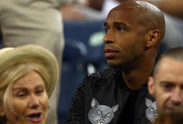 
                <strong>Thierry Henry</strong><br>
                Für wen drückt wohl Fussball-Star Thierry Henry die Daumen? Denn eigentlich steht mit Gael Monfils ein französischer Landsmann auf dem Court, doch mit Federer drehte er einst Werbespots für Rasierer. 
              