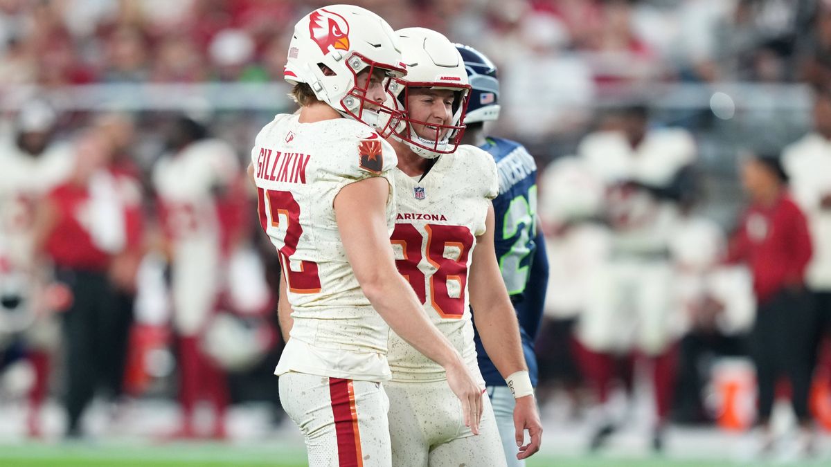 NFL, American Football Herren, USA Seattle Seahawks at Arizona Cardinals Sep 25, 2025; Glendale, Arizona, USA; Arizona Cardinals place kicker Chad Ryland (38) and punter Blake Gillikin (12) celebra...