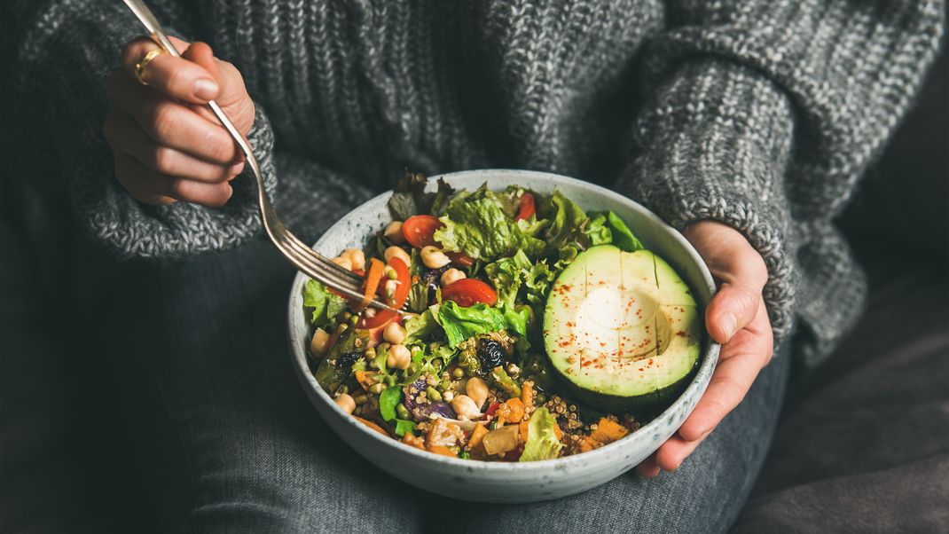 Eins der beliebtesten Superfoods: die Avocado. Ihre Inhaltsstoffe können sich sehenlassen. Doch die Frucht muss von weit her importiert werden und ihr Anbau verbraucht immense Mengen Wasser.&nbsp;