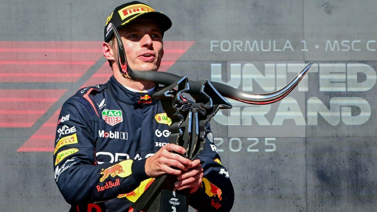 Max Verstappen mit der Texas-Trophäe