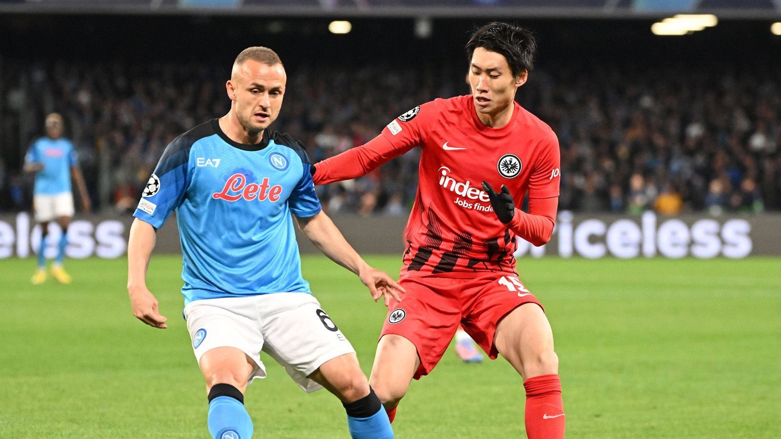 
                <strong>Daichi Kamada</strong><br>
                Kamada agiert handlungsschnell und ideenreich, leitet mit einem tiefen Zuspiel zum Beispiel eine gute Gelegenheit für Mario Götze ein, lässt in der 58. Minute zudem die bis dahin beste Chance für Frankfurt ungenutzt. Kleiner Wermutstropfen: Er hätte das Gegentor zum 0:1 bereits im Aufbau verhindern können, wäre er entschlossener in den Zweikampf gegangen. ran-Note: 3   
              