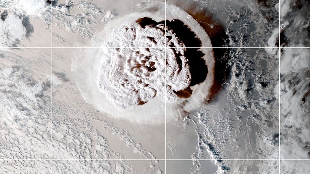 Satellitenaufnahme des Ausbruchs des Unterwasservulkans "Hunga Tonga-Hunga Ha'apai" vor der Südpazifik-Insel Tonga.