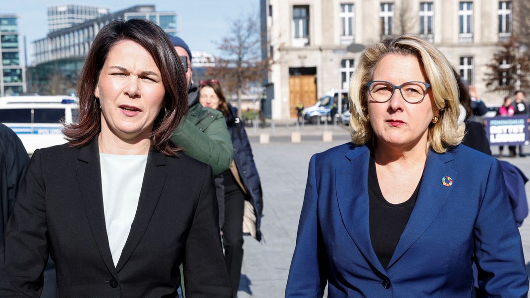 Annalena Baerbock und Svenja Schulze stellen in Berlin Konzepte für eine feministische Außen- und Entwicklungspolitik vor. 