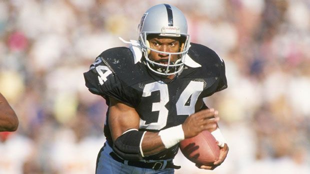 
                <strong>Bo Jackson</strong><br>
                Platz 7: Bo Jackson - Der Running Back der LA Raiders spielte lediglich drei Saisons in der NFL, bevor er seine Karriere wegen eines Hüftschadens beenden musste. Jackson erlief dennoch insgesamt 2782 Yards. Legendär ist das Monday-Night-Spiel der Raiders gegen die Seahawks, als er zwei Touchdowns und 221 Yards Raumgewinn erzielte.
              