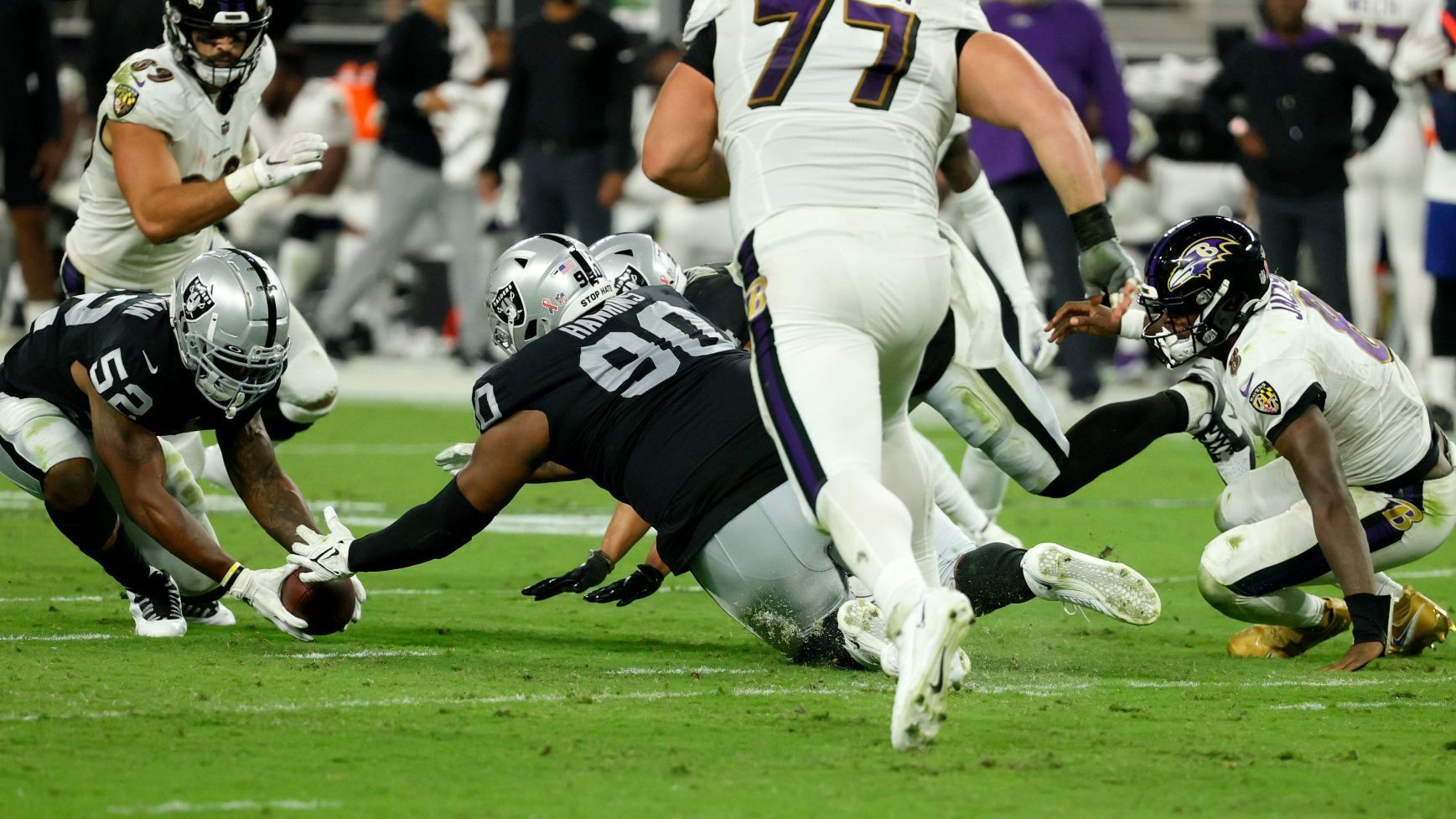 
                <strong>Lamar Jackson: 34 Fumbles</strong><br>
                Fumbles sind immer ärgerlich, doch am meisten schmerzen die, durch die das Spiel noch einmal gedreht werden. Jenes widerfuhr Superstar-Quarterback Lamar Jackson bei der überraschenden Niederlage seiner Baltimore Ravens bei den Las Vegas Raiders. Gleich zwei Mal verlor der laufstarke Spielmacher den Ball, einmal konnten ihn die Ravens jedoch wieder aufnehmen. Macht Jackson so weiter, würde er am Ende bei 34 Fumbles stehen. Im Hinblick auf die derzeitigen Gespräche über eine langfristige Vertragsverlängerung sollte er sich etwas einfallen lassen. Denn Ball festhalten, oder so.
              